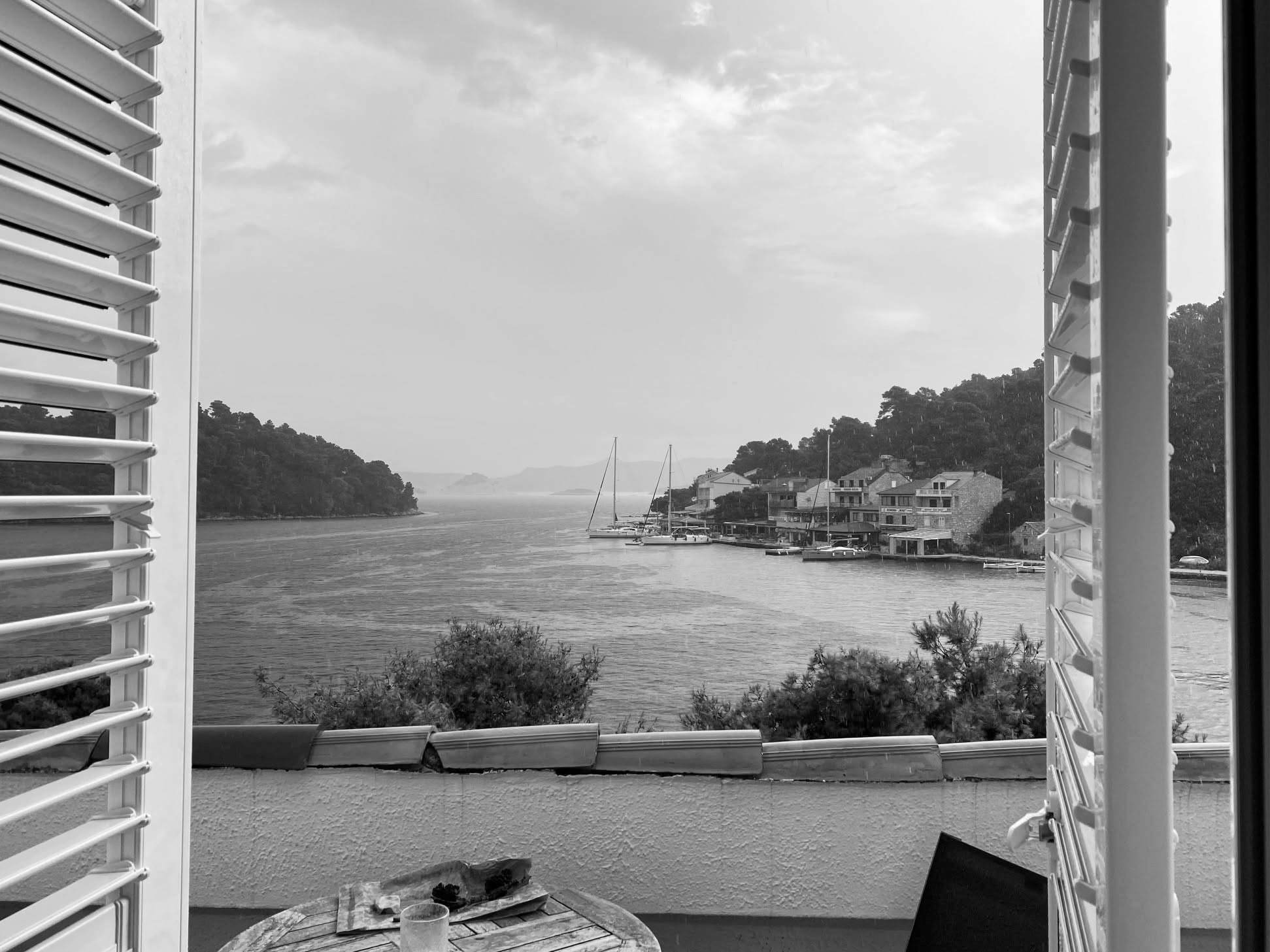 Pogled s balkona hotela Odisej na lučicu Pomena na otoku Mljetu.